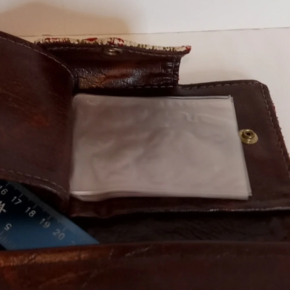 VINTAGE Floral Petite Point Tapestry & Leather Tri-fold Wallet / Clutch